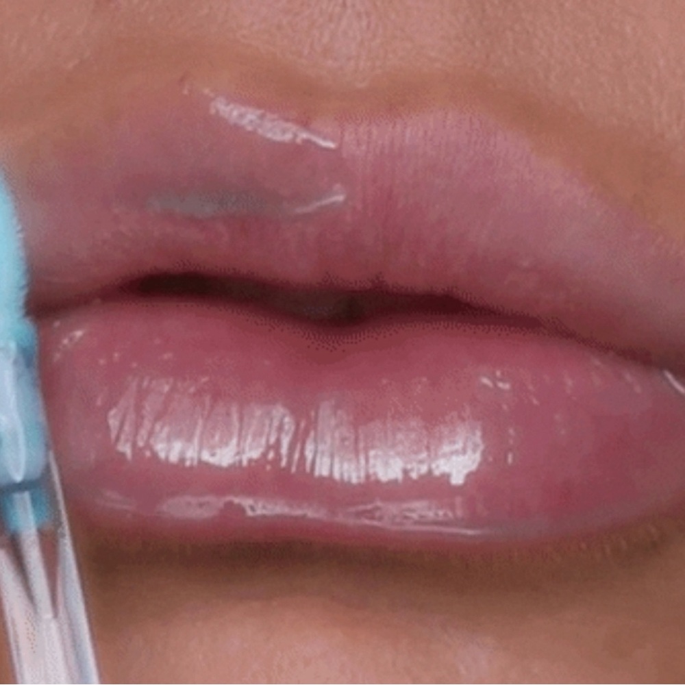 ❄️Huda Beauty ICY 🥶 Silk Balm Cooling Lip Plumper